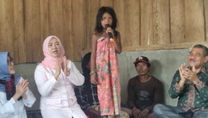 Bunda Hesti Haris Tinjau Pendidikan Anak SAD di Desa Hajran Batang Hari