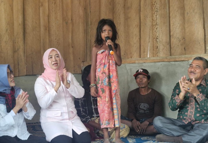 Bunda Hesti Haris Tinjau Pendidikan Anak SAD di Desa Hajran Batang Hari