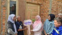 Hj. Hesti Haris Serahkan 17 Unit Bantuan Bedah Rumah