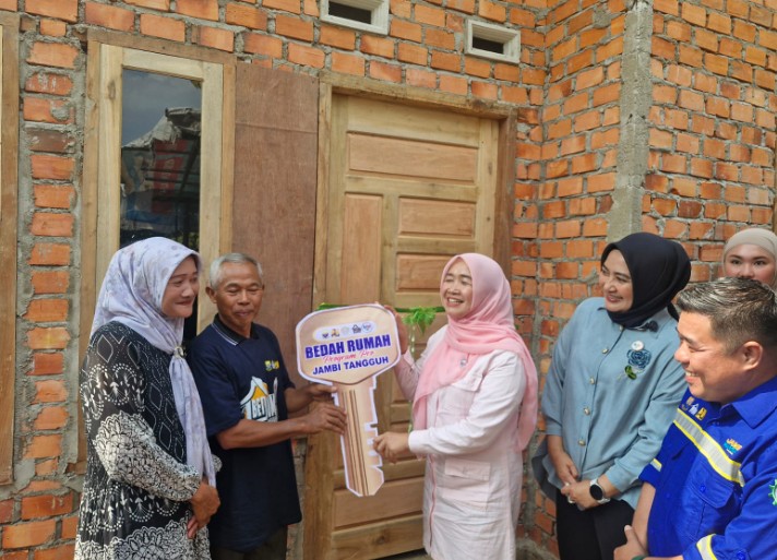 Hj. Hesti Haris Serahkan 17 Unit Bantuan Bedah Rumah Hj. Hesti Haris Serahkan 17 Unit Bantuan Bedah Rumah