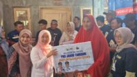 Hj. Hesti Haris Serahkan 50 Unit Bantuan Bedah Rumah di Kota Jambi