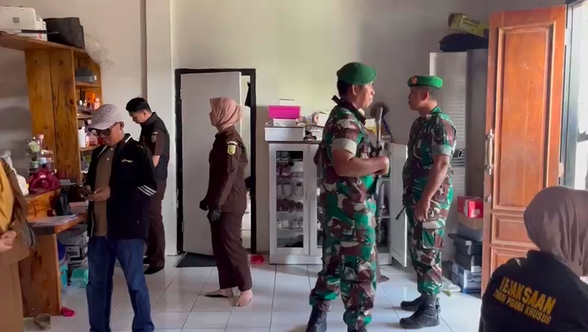 Penggeledahan di rumah Tersangka Kasus Dugaan Korupsi PJU DIshub Kerinci. Foto: Oga/Jambiseru.com