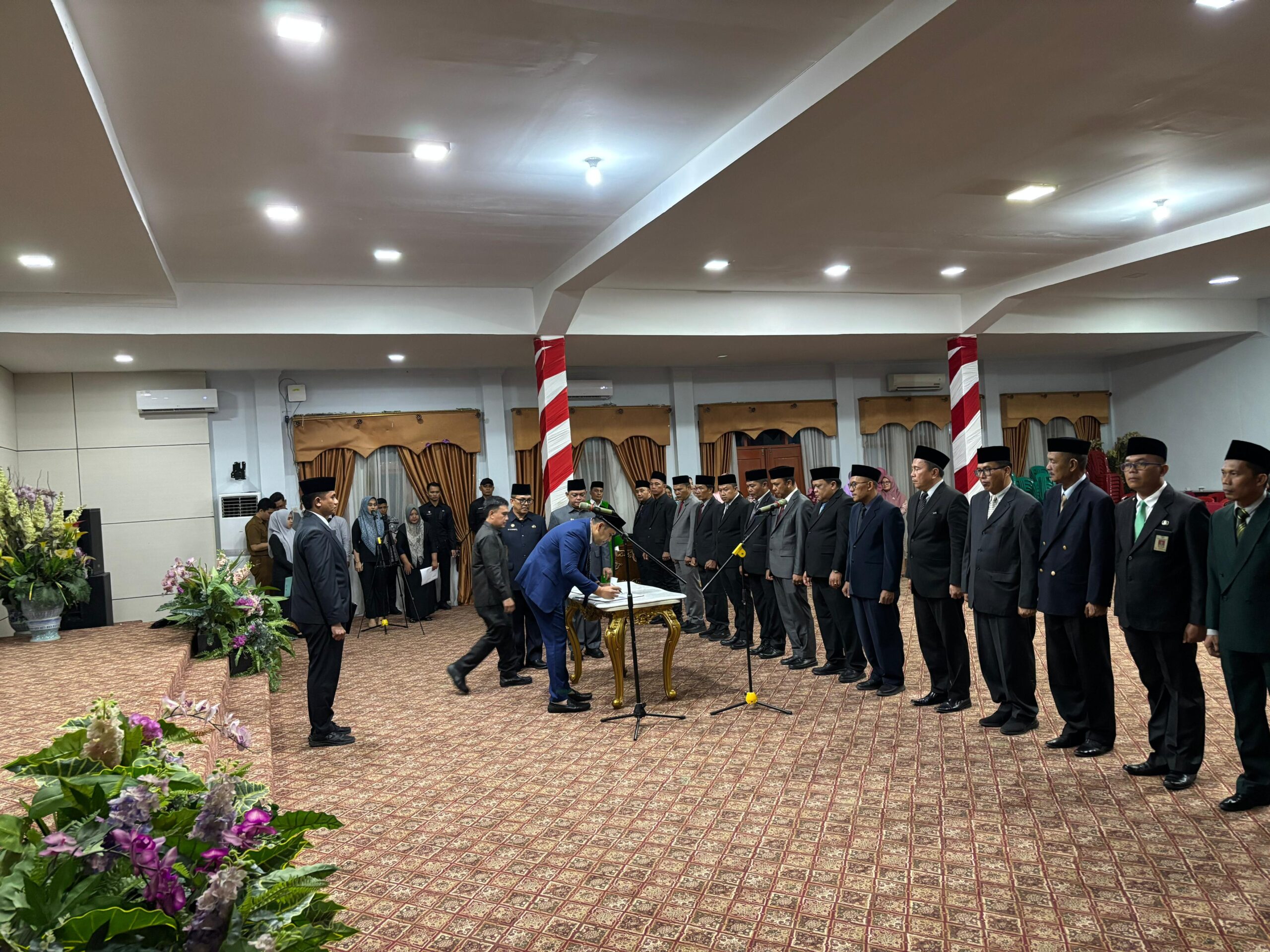 Merangin - Bupati Merangin M Syukur melantik 15 Pejabat Pimpinan Tinggi (PPT) Pratama di auditorium Rumah Dinas Bupati. Senin (1/9/2025). Merangin - Bupati Merangin M Syukur melantik 15 Pejabat Pimpinan Tinggi (PPT) Pratama di auditorium Rumah Dinas Bupati. Senin (1/9/2025).