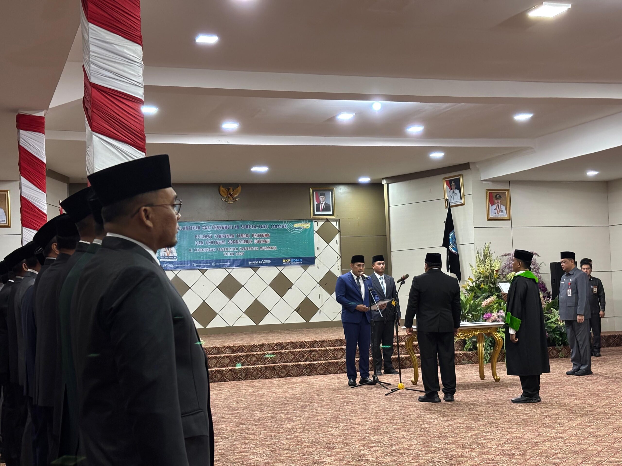 Bupati Merangin M Syukur saat melantik Pj Sekda Zulhifni di Auditorium Rumah Dinas. Senin (1/9/2025) Malam. Bupati Merangin M Syukur saat melantik Pj Sekda Zulhifni di Auditorium Rumah Dinas. Senin (1/9/2025) Malam.