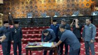 Bupati M Syukur dan Pimpinan Dewan saat penandatanganan rancangan perubahan KUA dan PPAS Tahun 2025. foto: Edo Guntara
