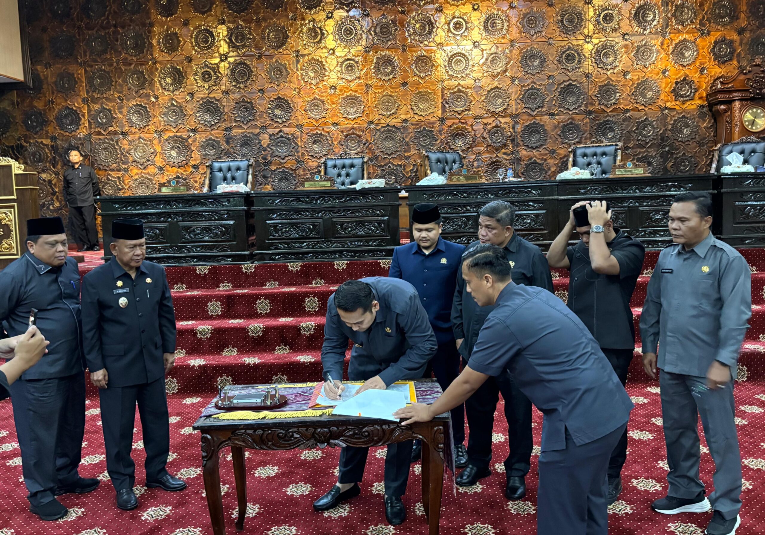 Bupati M Syukur dan Pimpinan Dewan saat penandatanganan rancangan perubahan KUA dan PPAS Tahun 2025. foto: Edo Guntara Bupati M Syukur dan Pimpinan Dewan saat penandatanganan rancangan perubahan KUA dan PPAS Tahun 2025. foto: Edo Guntara