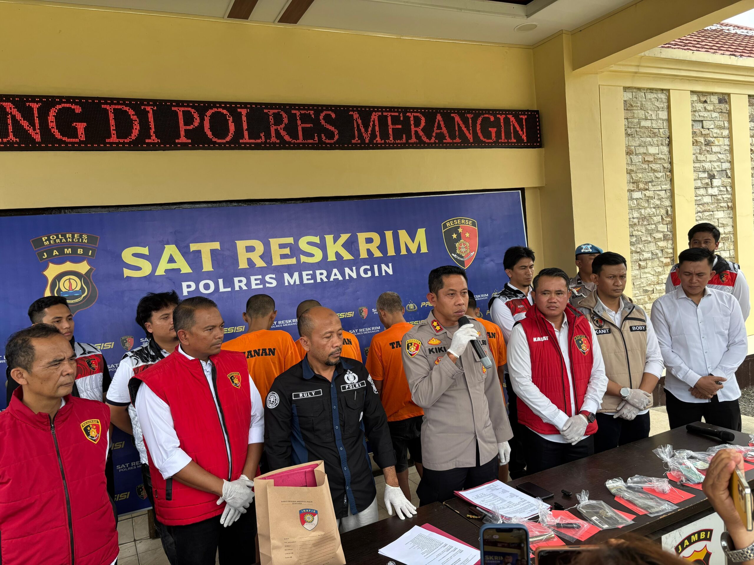 Kapolres Merangin AKBP Kiki Firmansyah saat pers rilis ungkap kasus tambang ilegal di Mapolres Merangin. foto: Edo Kapolres Merangin AKBP Kiki Firmansyah saat pers rilis ungkap kasus tambang ilegal di Mapolres Merangin. foto: Edo