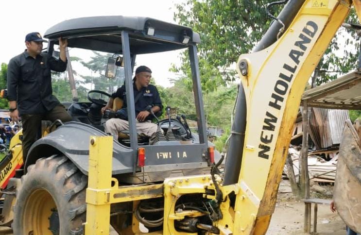 Bupati Merangin M Syukur pimpin pembongkaran belasan tempat prostitusi di eks jalur dua Simpang Tengkorak. Sabtu (20/9/2025).