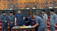 Ketua DPRD Merangin M Rifaldi saat penandatanganan Berita Acara kesepakatan Nota Keuangan RAPBD Perubahan menjadi Perda. foto: Edo