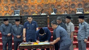 Ketua DPRD Merangin M Rifaldi saat penandatanganan Berita Acara kesepakatan Nota Keuangan RAPBD Perubahan menjadi Perda. foto: Edo
