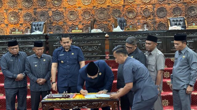 Ketua DPRD Merangin M Rifaldi saat penandatanganan Berita Acara kesepakatan Nota Keuangan RAPBD Perubahan menjadi Perda. foto: Edo