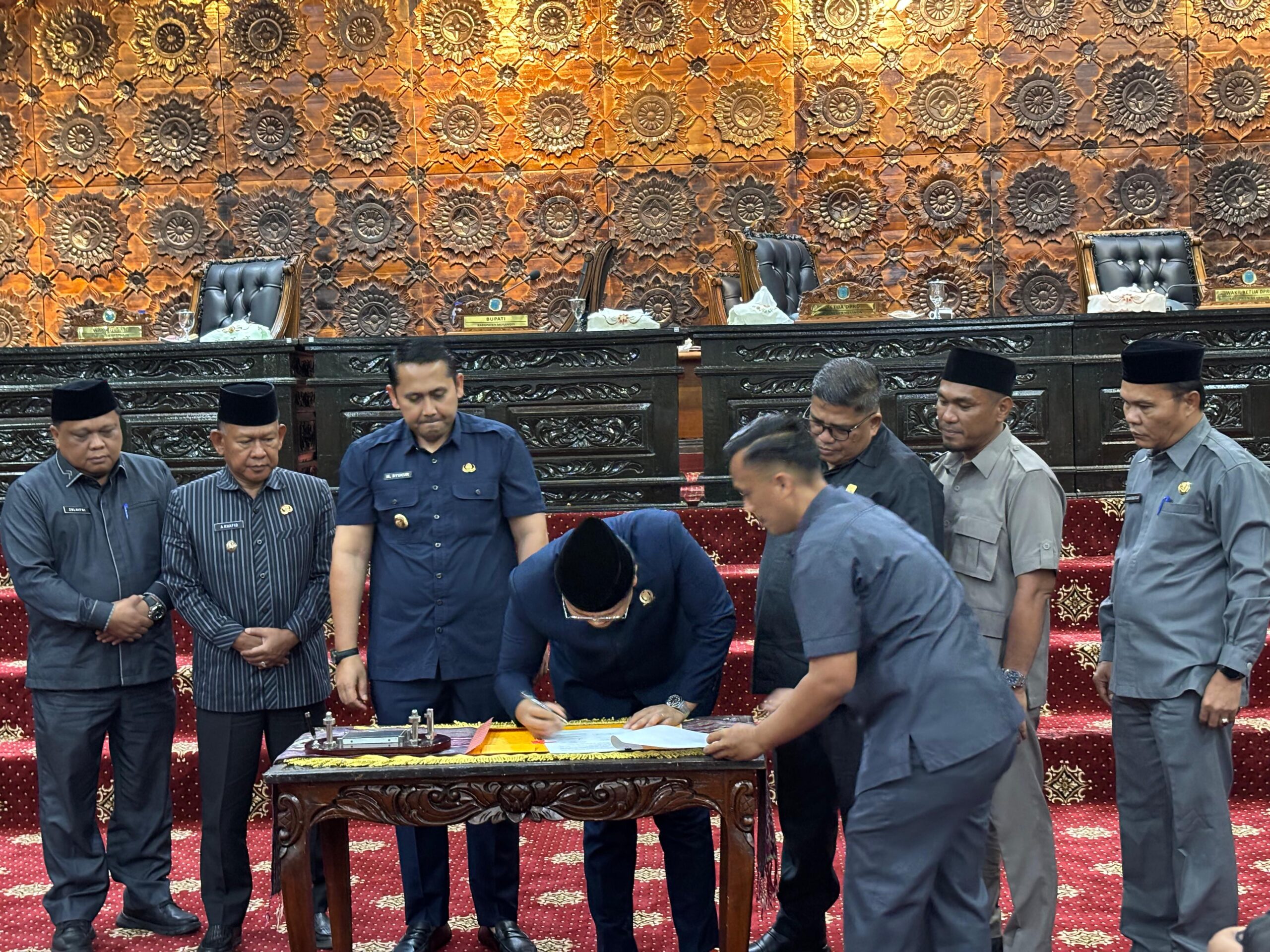 Ketua DPRD Merangin M Rifaldi saat penandatanganan Berita Acara kesepakatan Nota Keuangan RAPBD Perubahan menjadi Perda. foto: Edo