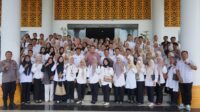 Bupati Merangin M Syukur didampingi Wabup A Khafid foto bersama ratusan tenaga honorer tenaga kesehatan. Rabu (24/9/2025).