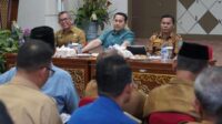 Bupati Merangin H M Syukur memimpin rapat persiapan Hari Ulang Tahun (HUT) ke-76 Kabupaten Merangin di Auditorium Rumah Dinas Bupati, Selasa (30/9/2025). Rapat tersebut dihadiri Asisten I Setda Merangin Sukoso, Sekwan Dadang, serta seluruh kepala Organisasi Perangkat Daerah (OPD).