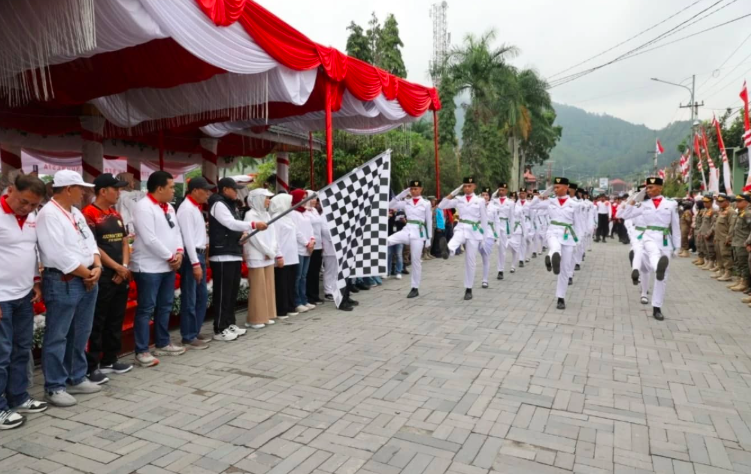 Wako Alfin Lepas Pawai Pembangunan dan Barisan Indah. Foto: Oga/Jambiseru.com