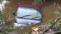 Mobil Pick Up Masuk Sungai di Tanjab Barat