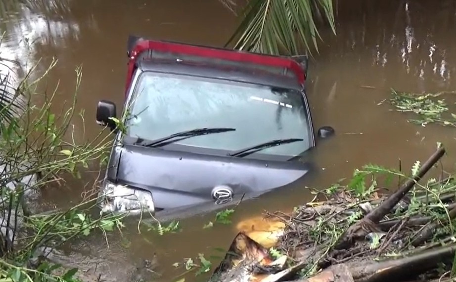 Mobil Pick Up Masuk Sungai di Tanjab Barat