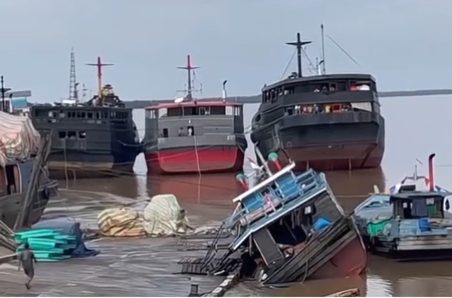 Dermaga Pelabuhan di Kuala Tungkal Ambruk, 2 Kapal Karam