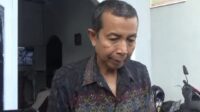 Ketua RT setempat, Taufik