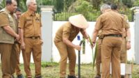 Komitmen Dukung Ketahanan Pangan Nasional, Sekda Muaro Jambi Tanam Bibit Kelapa Serentak