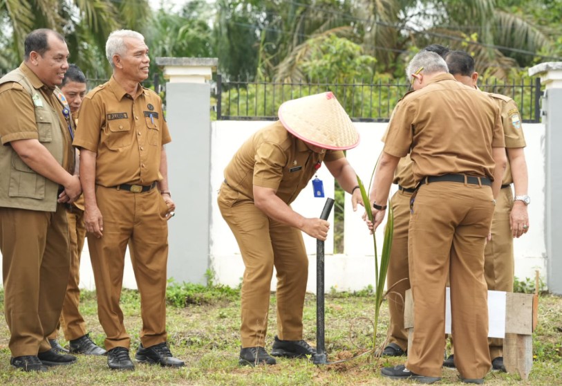 Komitmen Dukung Ketahanan Pangan Nasional, Sekda Muaro Jambi Tanam Bibit Kelapa Serentak Komitmen Dukung Ketahanan Pangan Nasional, Sekda Muaro Jambi Tanam Bibit Kelapa Serentak