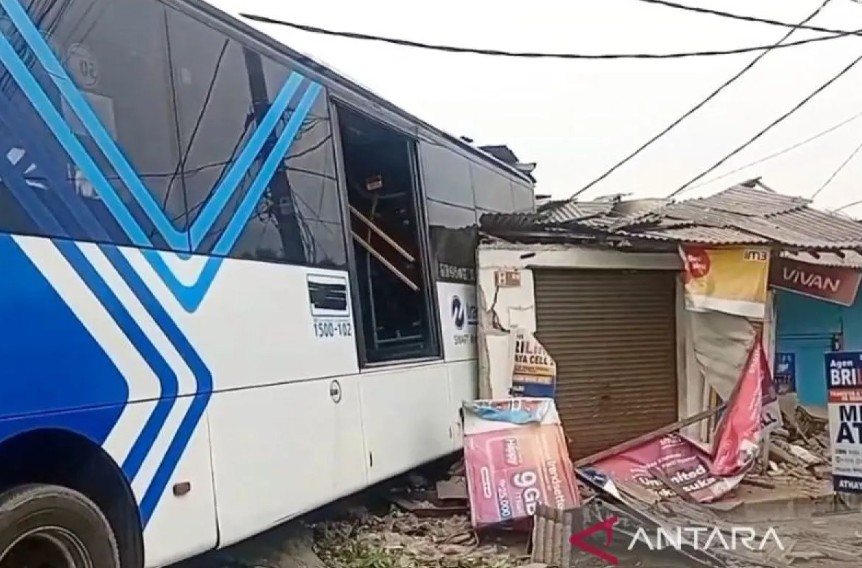 Transjakarta Hantam Empat Ruko