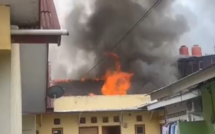 Eks Gedung SMK DB3 dan Tiga Bedeng di Kota Jambi Terbakar
