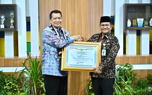 wali kota maulana raih predikat pelayanan prima nasional, bukti nyata inovasi layanan publik kota jambi wali kota maulana raih predikat pelayanan prima nasional, bukti nyata inovasi layanan publik kota jambi