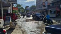 Kondisi Jalan Rangkayo Hitam tepatnya di depan Hotel Keenan Bangko hingga kini belum juga diperbaiki Pemerintah Kabupaten (Pemkab) Merangin, Sabtu (4/10/2025).
