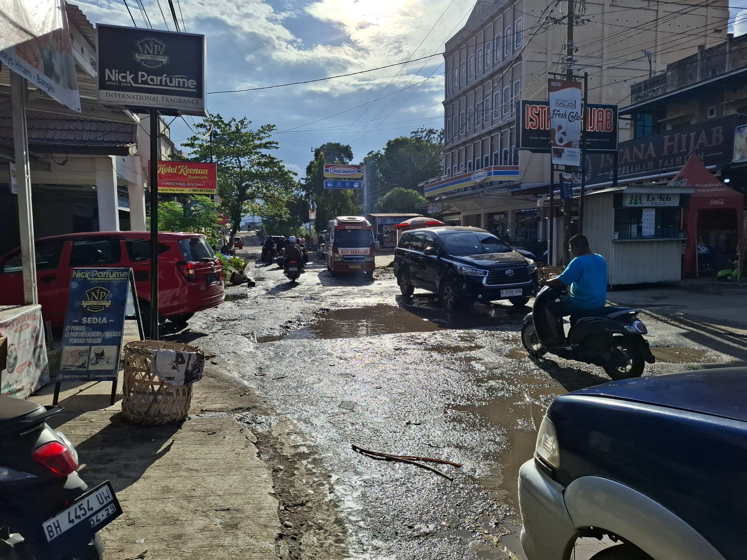 Kondisi Jalan Rangkayo Hitam tepatnya di depan Hotel Keenan Bangko hingga kini belum juga diperbaiki Pemerintah Kabupaten (Pemkab) Merangin, Sabtu (4/10/2025).