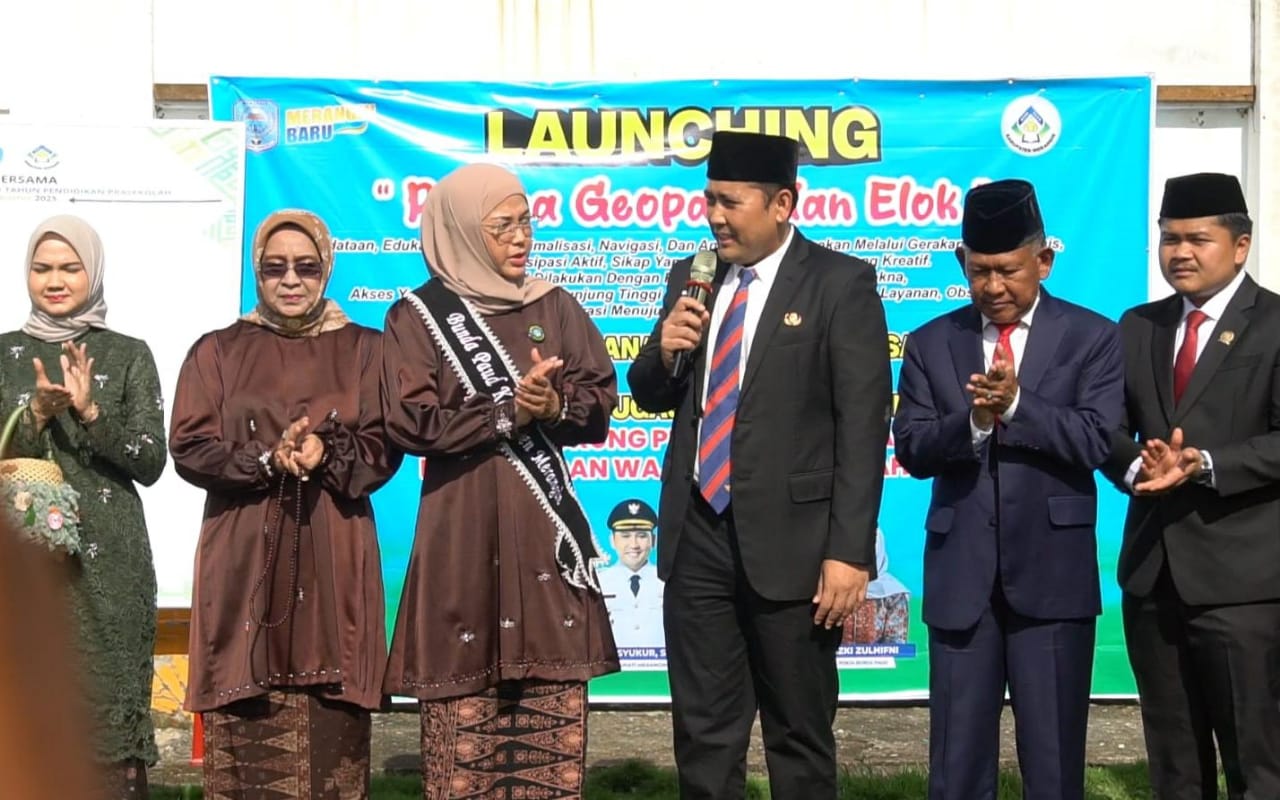 Bupati Merangin H M Syukur didampingi Bunda PAUD Kabupaten Merangin Hj Lavita Syukur, Wabup H A Khafidh, serta Wakil Ketua TP PKK Hj Emi Minarsih, resmi melaunching program “Pesona Geopark Nan Elok” pada Selasa (1/10/2025)