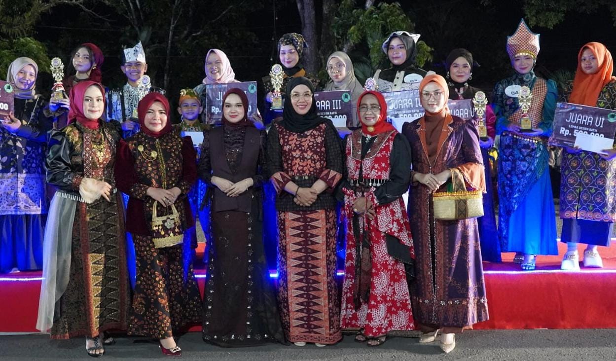 Moment malam puncak Hari Batik Nasional di Merangin. Sabtu (5/10/2025).