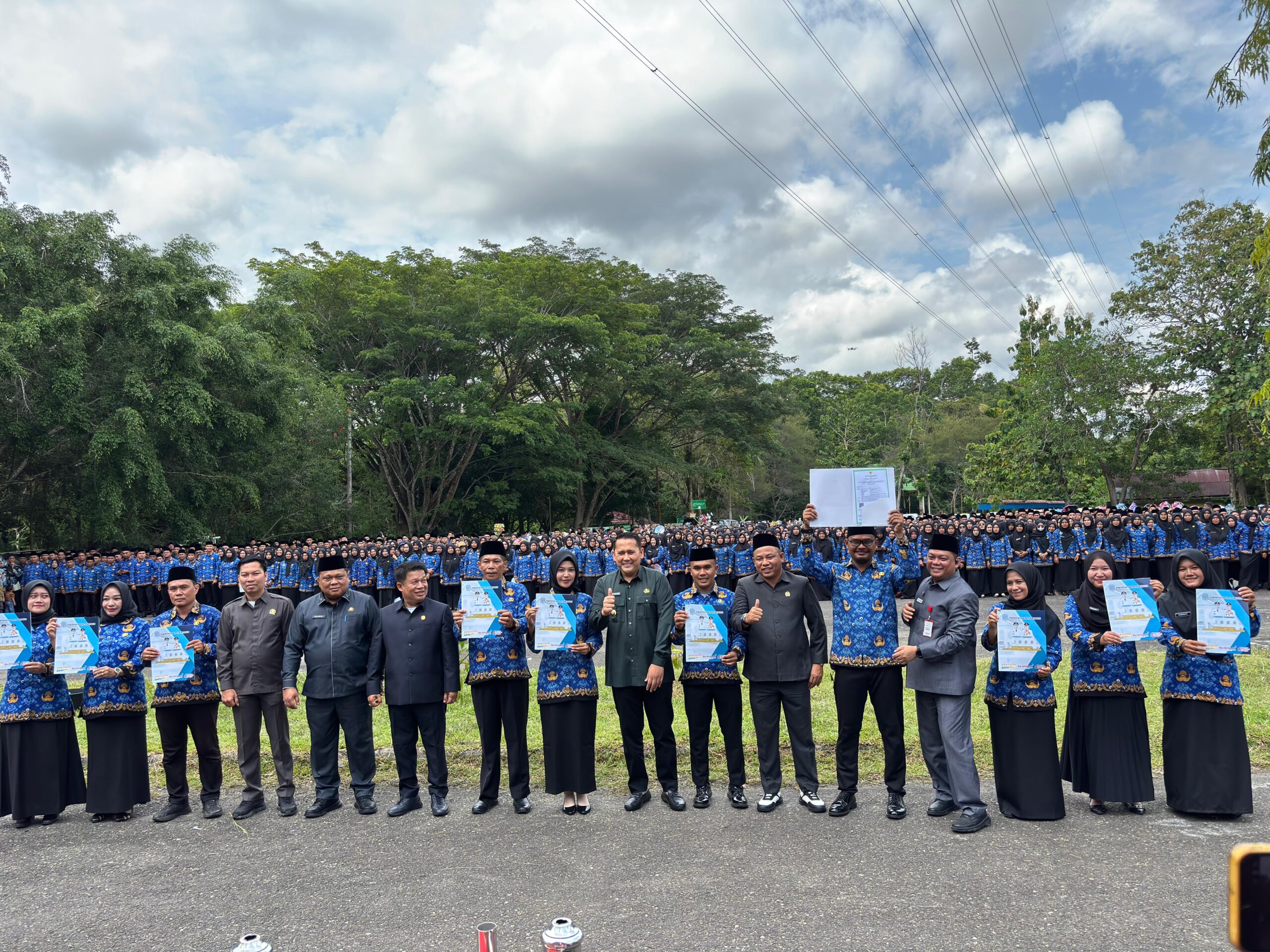 Bupati Merangin H. M. Syukur resmi melantik sebanyak 1.375 Pegawai Pemerintah dengan Perjanjian Kerja (PPPK) tahap I dan II di kawasan wisata Arboretum Rio Alif Dusun Mudo, pada Kamis (9/10/2025).