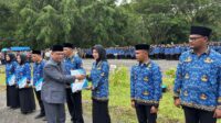 Kepala BKPSDMD Ferdi Firdaus saat menyerahkan SK PPPK secara simbolis di Arboretum Rio Alif Dusun Mudo. Kamis (9/10/2025) foto: Edo Guntara