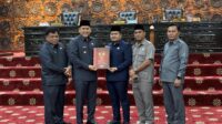 Bupati Merangin H. M. Syukur bersama Ketua DPRD Merangin, Muhammad Rivaldi, resmi menandatangani kesepakatan Kebijakan Umum Anggaran (KUA) dan Prioritas Plafon Anggaran Sementara (PPAS) Kabupaten Merangin Tahun Anggaran 2026.