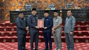 Bupati Merangin H. M. Syukur bersama Ketua DPRD Merangin, Muhammad Rivaldi, resmi menandatangani kesepakatan Kebijakan Umum Anggaran (KUA) dan Prioritas Plafon Anggaran Sementara (PPAS) Kabupaten Merangin Tahun Anggaran 2026.