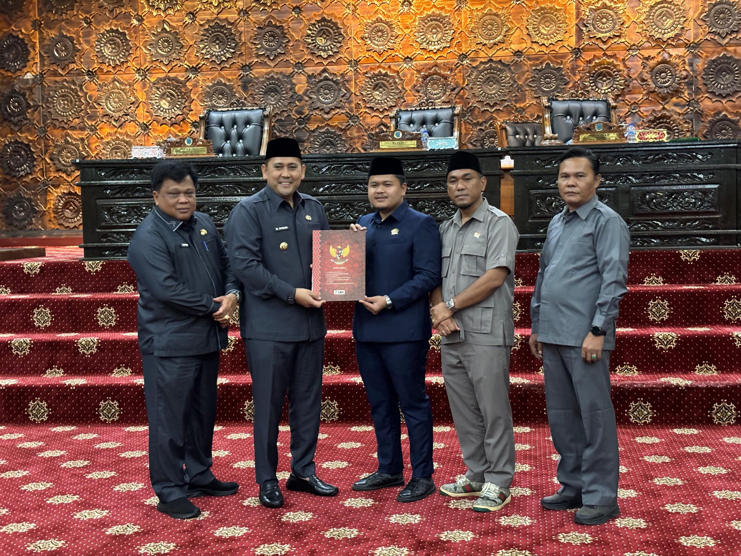 Bupati Merangin H. M. Syukur bersama Ketua DPRD Merangin, Muhammad Rivaldi, resmi menandatangani kesepakatan Kebijakan Umum Anggaran (KUA) dan Prioritas Plafon Anggaran Sementara (PPAS) Kabupaten Merangin Tahun Anggaran 2026.