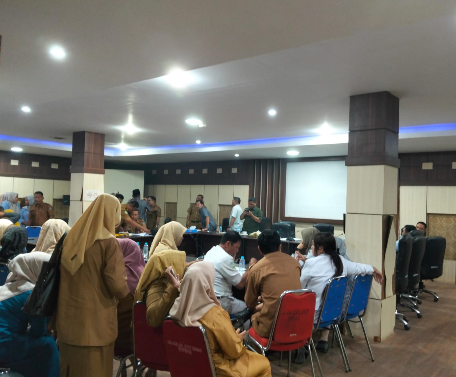 Komisi I DPRD Merangin menggelar hearing bersama guru kontrak daerah yang mengeluhkan gaji mereka belum dibayarkan, Senin (20/10/2025). Komisi I DPRD Merangin menggelar hearing bersama guru kontrak daerah yang mengeluhkan gaji mereka belum dibayarkan, Senin (20/10/2025).