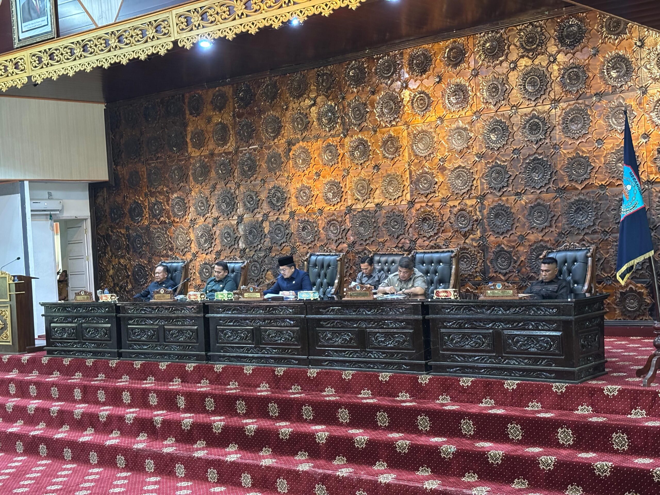DPRD Kabupaten Merangin menggelar rapat paripurna dalam rangka penyampaian Nota Keuangan Rancangan Anggaran Pendapatan dan Belanja Daerah (R-APBD) Tahun 2026, Senin (20/10/2025).