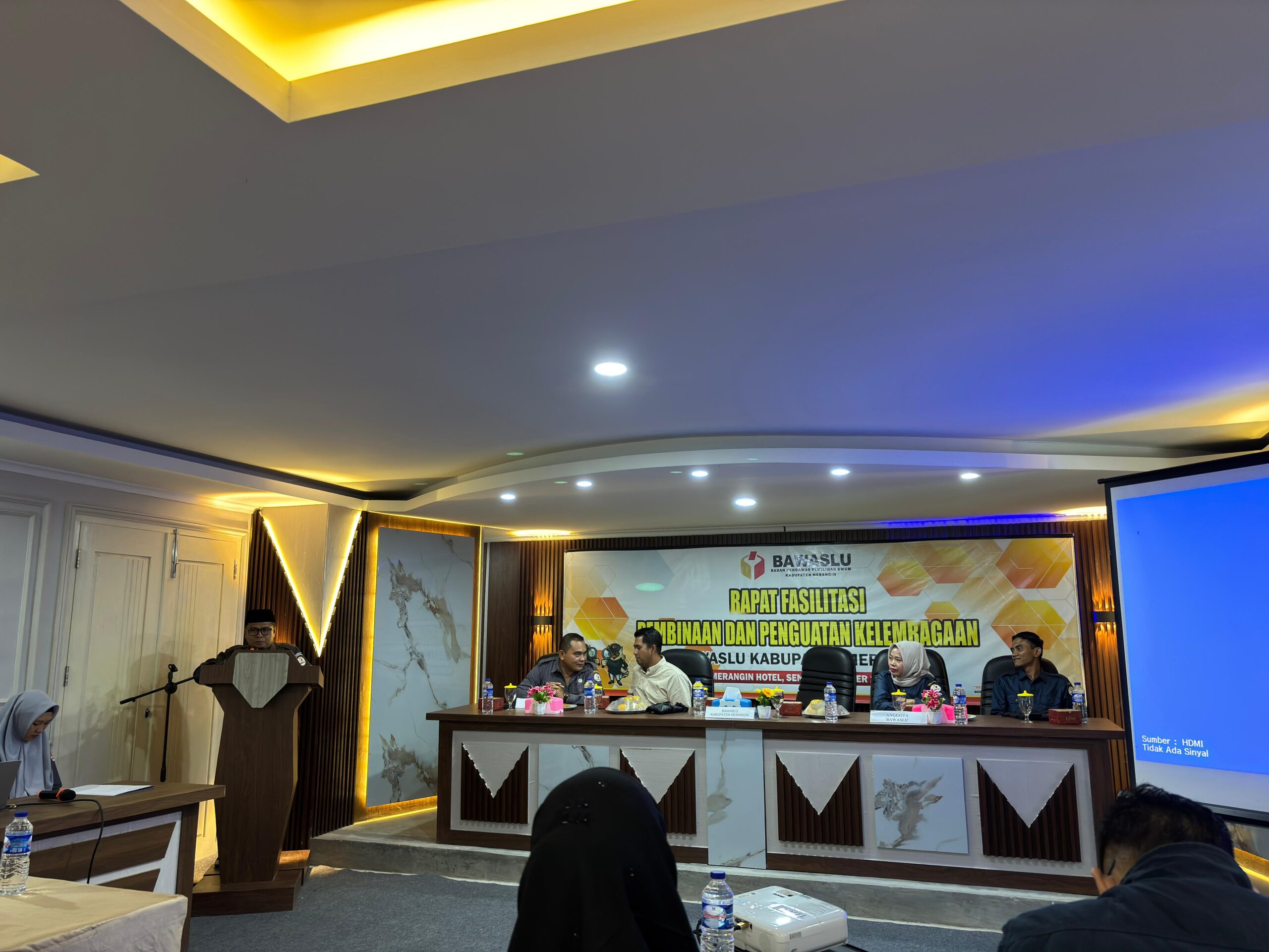 Dalam upaya memperkuat peran lembaga pengawas pemilu di tingkat daerah, Badan Pengawas Pemilihan Umum (Bawaslu) Kabupaten Merangin menggelar kegiatan Fasilitasi Pembinaan dan Penguatan Kelembagaan di salah satu hotel di Kelurahan Pematang Kandis, Bangko, Senin (27/10/2025) pagi. Dalam upaya memperkuat peran lembaga pengawas pemilu di tingkat daerah, Badan Pengawas Pemilihan Umum (Bawaslu) Kabupaten Merangin menggelar kegiatan Fasilitasi Pembinaan dan Penguatan Kelembagaan di salah satu hotel di Kelurahan Pematang Kandis, Bangko, Senin (27/10/2025) pagi.