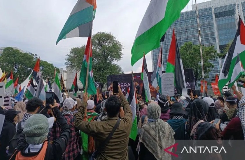 Massa Suarakan Kemerdekaan Palestina di Kedubes Amerika