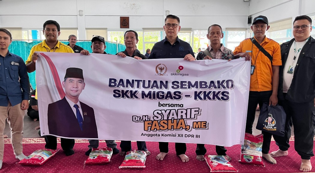 Sy Fasha Bersama SKK Migas-KKKS Bantu Porter dan Driver di Bandara Jambi