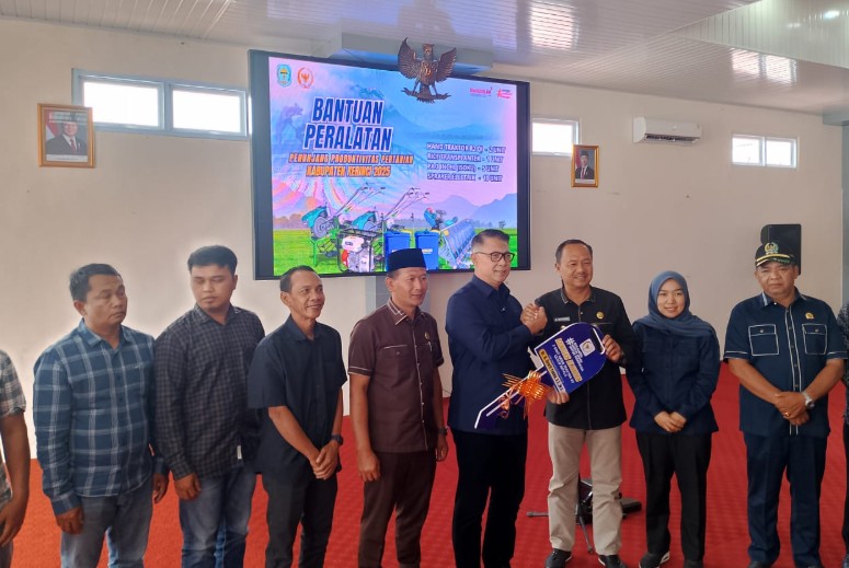 Silaturahmi dengan Pemkab Kerinci, Anggota DPR RI SY Fasha Serahkan Bantuan Alsintan