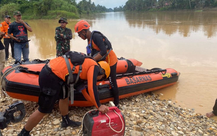 Hari Kedua, Tim SAR Gabungan Sisir Sungai Limun Cari Lansia yang Tenggelam