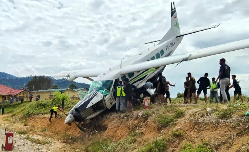 Pesawat Smart Air Tergelincir Saat Mendarat