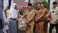 Gubernur Jambi Al Haris (tengah) saat menyerahkan bantuan program Dumisake Pendidikan Jambi. Disaksikan oleh Sekretaris Dinas Pendidikan Provinsi Jambi Umar MY (2 kanan). Gubernur Jambi Al Haris (tengah) saat menyerahkan bantuan program Dumisake Pendidikan Jambi. Disaksikan oleh Sekretaris Dinas Pendidikan Provinsi Jambi Umar MY (2 kanan).