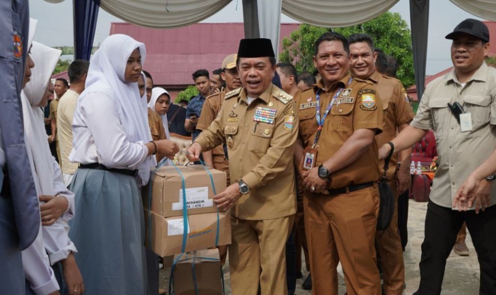 Gubernur Jambi Al Haris (tengah) saat menyerahkan bantuan program Dumisake Pendidikan Jambi. Disaksikan oleh Sekretaris Dinas Pendidikan Provinsi Jambi Umar MY (2 kanan). Gubernur Jambi Al Haris (tengah) saat menyerahkan bantuan program Dumisake Pendidikan Jambi. Disaksikan oleh Sekretaris Dinas Pendidikan Provinsi Jambi Umar MY (2 kanan).