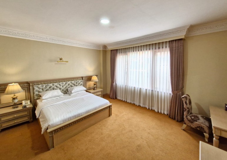 Tampilan kamar VIP Mess Jambi.