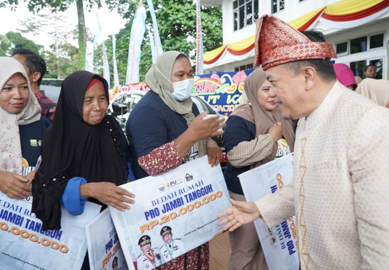 Pro Jambi Tangguh Hadir di Tanjab Timur, 51 Keluarga Nikmati Rumah Baru dari Gubernur Al Haris Pro Jambi Tangguh Hadir di Tanjab Timur, 51 Keluarga Nikmati Rumah Baru dari Gubernur Al Haris