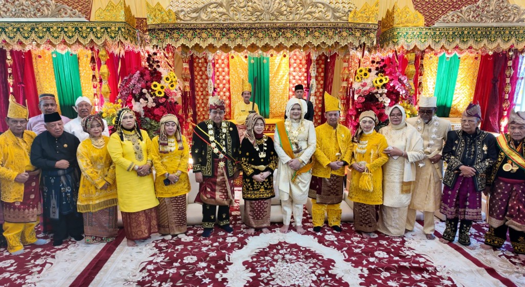 Hj. Hesti Haris Saksikan Penganugerahan Gelar Adat kepada Bupati Tanjung Jabung Timur Hj. Hesti Haris Saksikan Penganugerahan Gelar Adat kepada Bupati Tanjung Jabung Timur